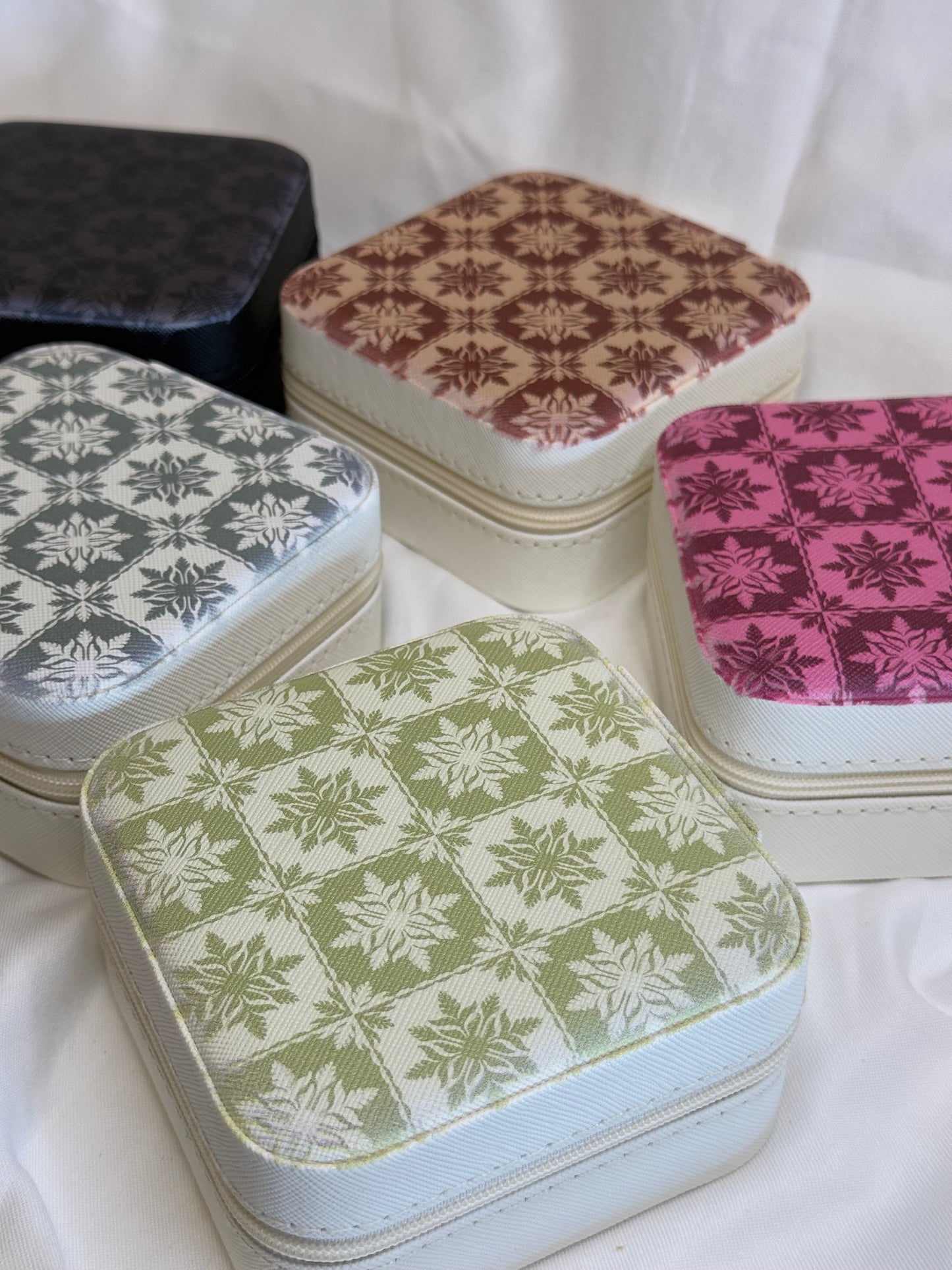 Travel jewelry boxes