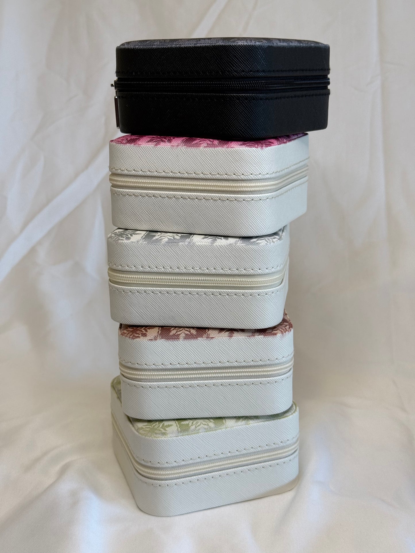 Travel jewelry boxes