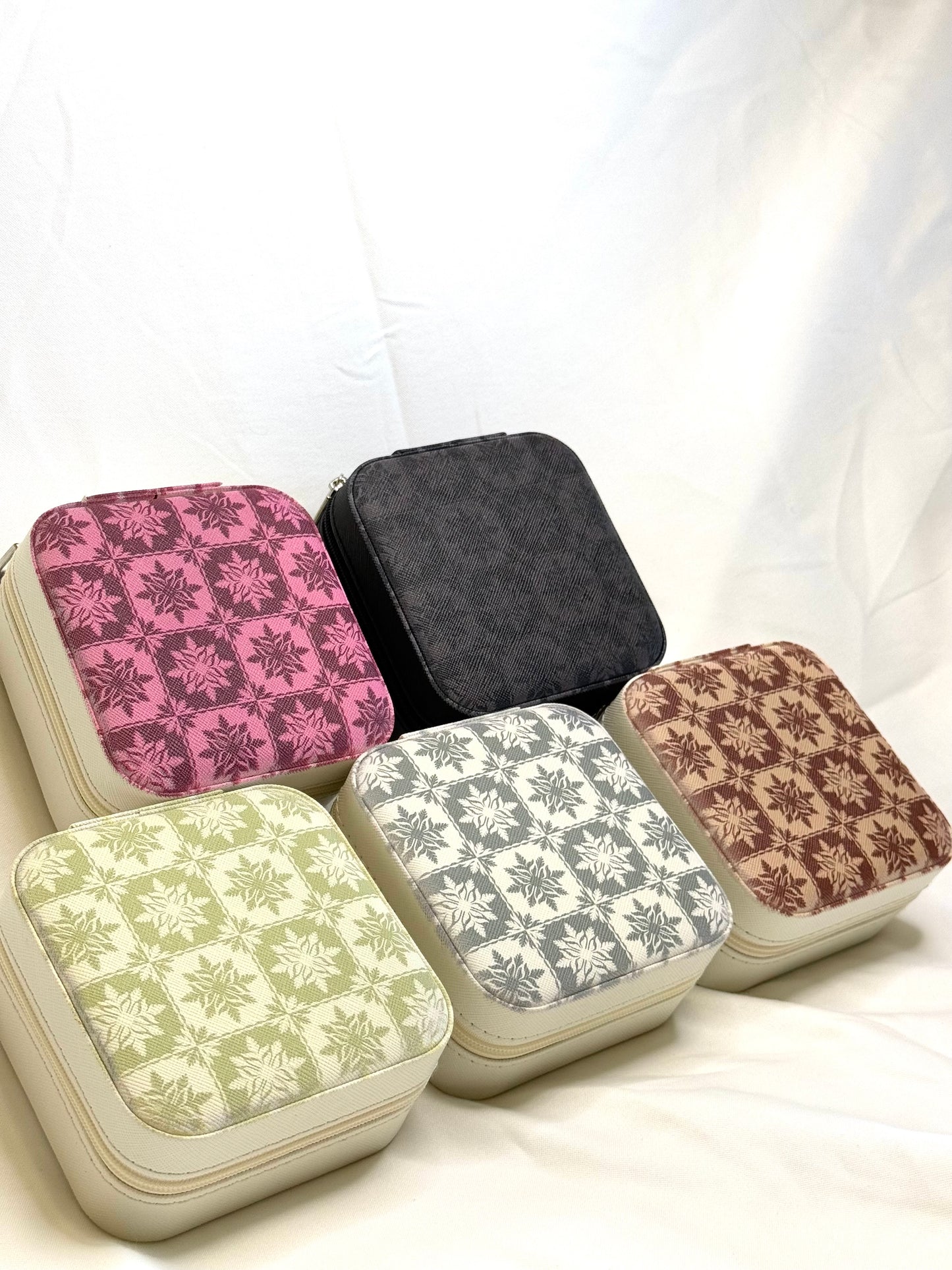 Travel jewelry boxes